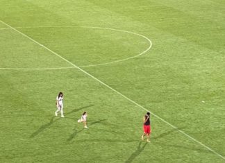 Mancosu, il Salento e quel comune andare oltre il risultato Fonte:https://www.calciolecce.it/ Marco Mancosu sul terreno di gioco del Via el Mare in lacrime seguito da sua figlia e sua moglie