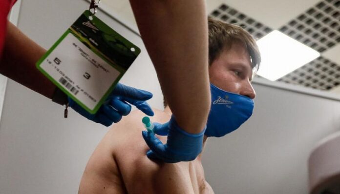 Un tifoso dello Zenit viene vaccinato © Getty