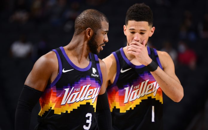 Chris Paul e Devin Booker (Photo by Barry Gossage/NBAE via Getty Images)